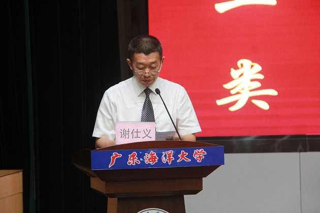 1562137354307012245.jpg 谢书记宣读表彰决定.jpg