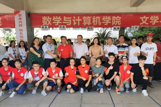 1568863390150047585.jpg 院校领导与学生党员、志愿者团队.jpg